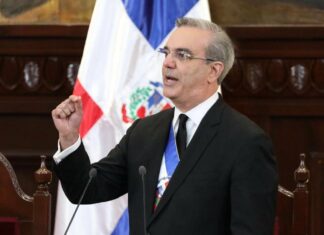 Presidente Abinader convoca Consejo de Seguridad Nacional para tratar la situación de Haití El presidente de la República, Luis Abinader, convocó a una reunión extraordinaria del Consejo de Seguridad Nacional para abordar la situación en Haití y "tomar las acciones necesarias para proteger los intereses de la nación", informó este domingo la Presidencia.