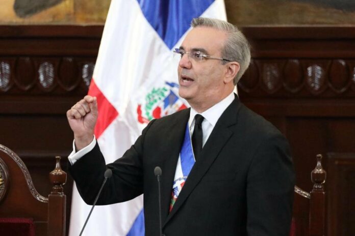 Presidente Abinader convoca Consejo de Seguridad Nacional para tratar la situación de Haití El presidente de la República, Luis Abinader, convocó a una reunión extraordinaria del Consejo de Seguridad Nacional para abordar la situación en Haití y "tomar las acciones necesarias para proteger los intereses de la nación", informó este domingo la Presidencia.
