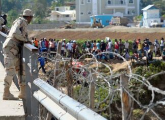Grupo de haitianos instalan alcantarillas en desvío rio masacre Mientras el gobierno ha convocado a una reunión extraordinaria del Consejo de Seguridad Nacional la mañana de este lunes, para abordar la situación en Haití y la nueva crisis en la frontera, grupos haitianos ya empezaron a instalar alcantarillas en el espacio dragado que servirá de cauce para al desvío de aguas del río Masacre. Según medios de Haití, la decisión de los haitianos cuenta con el apoyo del exsenador Waninque Pierre.