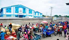 A 10 días de que el Gobierno dominicano decretara el cierre total de las fronteras con Haití ante el conflicto que ha generado la construcción de un canal del lado haitiano para la toma de agua del río Masacre, funcionarios y empresarios consideran que la medida debe continuar pese a las repercusiones que tendrá para la paralización del comercio fronterizo.