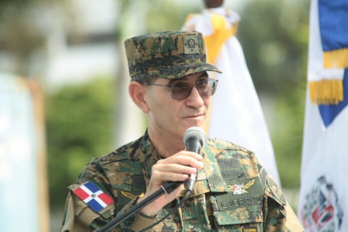 El ministro de Defensa, teniente general Carlos Díaz Morfa, retornó a la República Dominicana y sostuvo este sábado una reunión con la plana mayor de esa institución, a los fines de pasar revista a la situación de la frontera con Haití.
