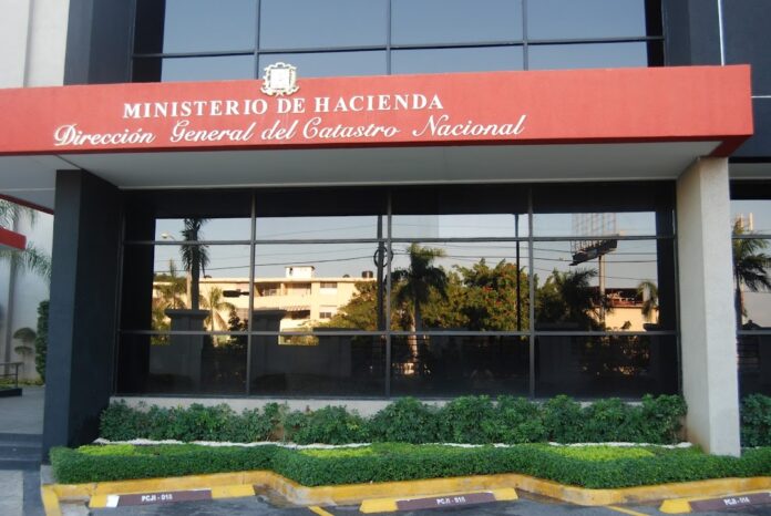 En República Dominicana, alrededor de un 60 % de las tierras y propiedades no tienen títulos de manera formal. La información la ofreció el director de Catastro Nacional, Héctor Pérez, quien explicó que, aunque las propiedades no tengan títulos, se encuentran registradas como propiedad estatal.