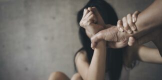Una empleada del Programa de Medicamentos Esenciales y Central de Apoyo Logístico (PromeseCal) denunció este martes que fue violada sexualmente por el asistente del subdirector de la institución, en un hecho ocurrido el pasado mes de marzo en la casa de una amiga.