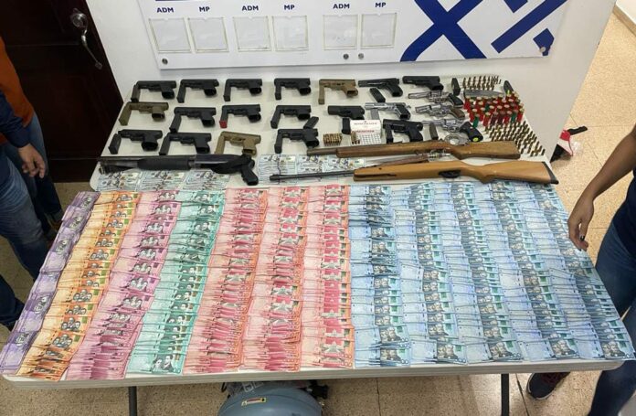 La Fiscalía de Santiago y la Policía Nacional desarticularon una importante red de tráfico de armas automáticas y de alto calibre, como parte de una intervención de inteligencia y operativa que llevó al arresto de los cabecillas de la estructura delictiva y que abarcó zonas de Licey al Medio, Santiago y Moca.