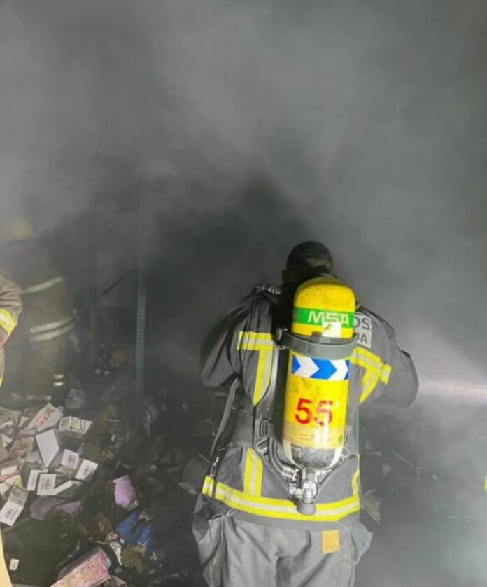 Un voraz incendio se registró este domingo en la tienda El Sol Calzados de Villa Consuelo, Distrito Nacional.