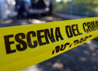 Al menos una persona resultó muerta y dos resultaron heridas durante un allanamiento que se tornó violento en el municipio Licey al Medio, provincia de Santiago.