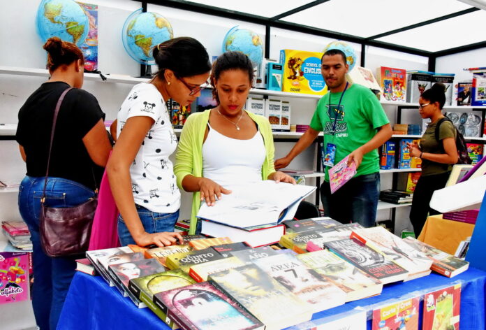 La Feria Internacional del Libro de Santo Domingo cierra con ventas por US$877,000 La XXV Feria Internacional del Libro de Santo Domingo concluyó este lunes con ventas por encima de los 50 millones de pesos (poco más de 877.000 dólares), cifras que superan "con creces" las registradas en ediciones anteriores, informó el Ministerio de Cultura dominicano.