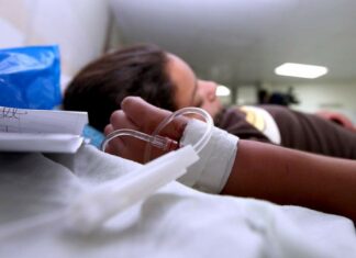 En el país se sigue registrando un flujo constante de pacientes con síntomas febriles probables de dengue a las emergencias y consultas de los centros de salud.