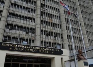Fuego en Ministerio de Interior habría dañado importante equipo Un incendio cuyo origen se desconoce se produjo anoche en la sede principal del Ministerio de Interior y Policía (MIP) y según informes no confirmados habría destruido un valioso equipo informático donde estaban archivados los datos de todas las armas de fuego de República Dominicana.