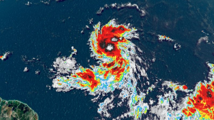 Lee se convierte en huracán categoría 5 El Centro Nacional de Huracanes estadounidense informó este jueves, que el huracán Lee ganó intensidad, pasó de ser categoría 4 a 5, con vientos máximos sostenidos cerca de 160 millas por hora (260 kilómetros por hora).