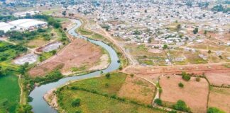 Cientos de haitianos salieron a las calles de la ciudad de Juana Méndez, en una gran manifestación tras los supuestos rumores de que sería paralizada la construcción del canal que desviaría el río Dajabón o Masacre.