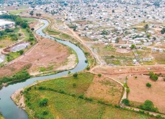 Haitianos se manifiestan ante rumor de paralización de canal Cientos de haitianos salieron a las calles de la ciudad de Juana Méndez, en una gran manifestación tras los supuestos rumores de que sería paralizada la construcción del canal que desviaría el río Dajabón o Masacre.