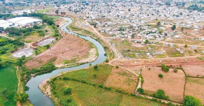 Cientos de haitianos salieron a las calles de la ciudad de Juana Méndez, en una gran manifestación tras los supuestos rumores de que sería paralizada la construcción del canal que desviaría el río Dajabón o Masacre.