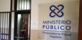 La Fiscalía de Dajabón depositó este miércoles ante la Oficina de Atención Permanente de Dejabón, la solicitud de medida de coerción, consistente en 18 meses de prisión preventiva, en contra de un hombre, a quien el órgano persecutor imputa, junto a otros, el asesinato de cuatro miembros de una familia, así como de causar heridas a otro miembro de la misma familia, quien se mantiene con vida.