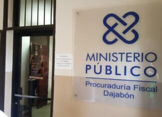 Piden 18 meses de prisión preventiva para imputados por masacre en Dajabón La Fiscalía de Dajabón depositó este miércoles ante la Oficina de Atención Permanente de Dejabón, la solicitud de medida de coerción, consistente en 18 meses de prisión preventiva, en contra de un hombre, a quien el órgano persecutor imputa, junto a otros, el asesinato de cuatro miembros de una familia, así como de causar heridas a otro miembro de la misma familia, quien se mantiene con vida.