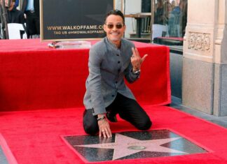 Marc Anthony está viviendo este 2023 momento memorable en su vida personal y en la profesional. Este año Marc le dio recientemente la bienvenida a su séptimo heredero al lado de su esposa Nadia Ferreira y ahora la Cámara de Comercio lo honra con la estrella número 2762 del Paseo de la Fama de Hollywood.