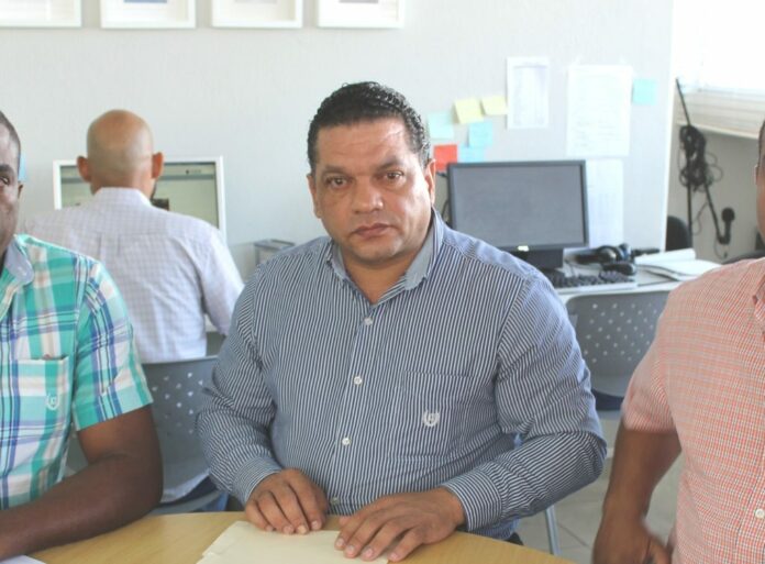 El dirigente choferil Marío Diaz denunció que fue agredido por nacionales haitianos, mientras se encontraba compartiendo con amigos después de realizar su habitual caminata por la avenida Núñez de Cáceres, en el Distrito Nacional, donde fue sorprendido y agredido por un grupo de personas de esa nacionalidad.