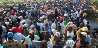 Cientos de haitianos se congregaron alrededor del canal que construye su país para desviar hacia su territorio aguas del río Masacre y expresaron su respaldo a la obra.