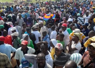 Haitianos se congregan en canal y vociferan consignas contra la RD Cientos de haitianos se congregaron alrededor del canal que construye su país para desviar hacia su territorio aguas del río Masacre y expresaron su respaldo a la obra.