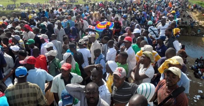Cientos de haitianos se congregaron alrededor del canal que construye su país para desviar hacia su territorio aguas del río Masacre y expresaron su respaldo a la obra.