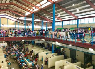 Cierre de mercado binacional de Dajabón deja pérdidas millonarias cada día El mercado binacional que se desarrolla en el paso fronterizo Dajabón-Juana Méndez es toda una maquinaria comercial y de transporte de mercancías, que cada día mueve sumas millonarias, de acuerdo a informaciones suministradas por el alcalde Santiago Riverón.