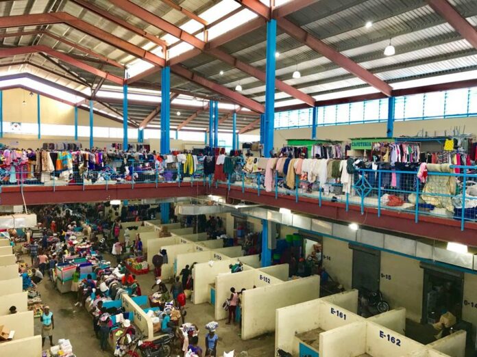 El mercado binacional que se desarrolla en el paso fronterizo Dajabón-Juana Méndez es toda una maquinaria comercial y de transporte de mercancías, que cada día mueve sumas millonarias, de acuerdo a informaciones suministradas por el alcalde Santiago Riverón.