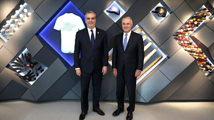 Presidente Abinader se reúne con Comisionado MLB