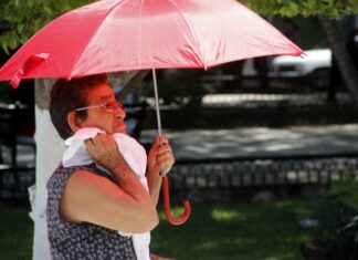 A pesar de entrar otoño el calor y los aguaceros continuarán La Onamet informó que las condiciones del tiempo estarán dominadas por los efectos del viento del este/noreste, la cual aporta bastante humedad en nuestra área de pronóstico. por consiguiente, seguirán los desarrollos nubosos con aguaceros, tormentas eléctricas y ráfagas de viento. Indicó que las temperaturas continuarán calurosas a pesar de entrar a otoño, por lo que mantienen la recomendación.