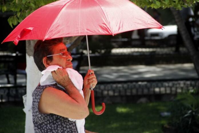 La Onamet informó que las condiciones del tiempo estarán dominadas por los efectos del viento del este/noreste, la cual aporta bastante humedad en nuestra área de pronóstico. por consiguiente, seguirán los desarrollos nubosos con aguaceros, tormentas eléctricas y ráfagas de viento. Indicó que las temperaturas continuarán calurosas a pesar de entrar a otoño, por lo que mantienen la recomendación.