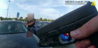 Esta imagen fija, tomada de un video de cámara corporal difundido por la policía del municipio Blendon el viernes 1 de septiembre de 2023, muestra un agente apuntando su pistola en dirección de Ta’Kiya Young, una mujer negra embarazada, momentos antes de dispararle a través del parabrisas frente a una tienda de comestibles, el 24 de agosto en el municipio de Blendon, Ohio, un suburbio de la ciudad de Columbus. (Policía del municipio Blendon vía AP)