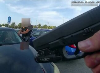 Esta imagen fija, tomada de un video de cámara corporal difundido por la policía del municipio Blendon el viernes 1 de septiembre de 2023, muestra un agente apuntando su pistola en dirección de Ta’Kiya Young, una mujer negra embarazada, momentos antes de dispararle a través del parabrisas frente a una tienda de comestibles, el 24 de agosto en el municipio de Blendon, Ohio, un suburbio de la ciudad de Columbus. (Policía del municipio Blendon vía AP)