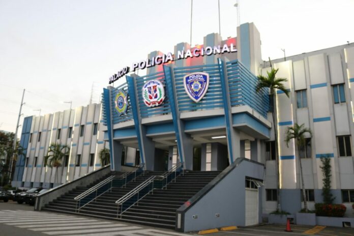 La Policía Nacional informó ayer martes que no se trata de un miembro de la institución el hombre acusado de violar a una mujer de nacionalidad haitiana en el Aeropuerto Internacional de las Américas, doctor José Francisco Peña Gómez (AILA).