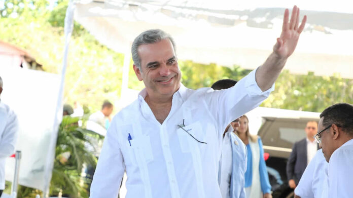 El presidente Luis Abinader felicitó a la selección femenina de voleibol de República Dominicana (Reinas del Caribe) por retener su corona de campeón del Torneo Continental NORCECA 2023, al derrotar en cinco reñidos parciales a Estados Unidos.