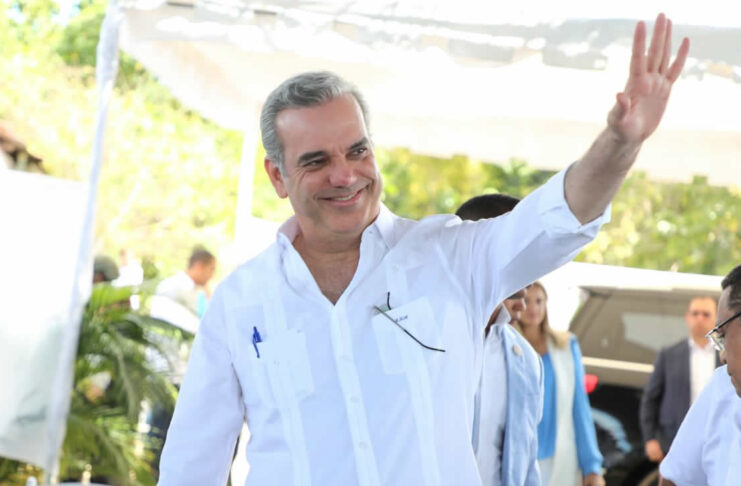 El presidente Luis Abinader felicitó a la selección femenina de voleibol de República Dominicana (Reinas del Caribe) por retener su corona de campeón del Torneo Continental NORCECA 2023, al derrotar en cinco reñidos parciales a Estados Unidos.
