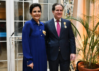Durante un emotivo acto el Reino de España, a través de su Embajada en República Dominicana, entregó anoche la Cruz de Oficial de la Real Orden de Isabel la Católica a María Amalia León y Manuel Corripio, condecoración concedida por Su Majestad el Rey Felipe VI como reconocimiento por sus contribuciones a las relaciones entre los dos países.