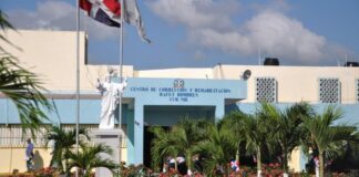 Los familiares de José Francisco Vásquez, de 24 años de edad, encontrado muerto en su celda y quien guardaba prisión en el Centro de Corrección y Rehabilitación CCR Rafey - Hombres, están pidiendo que se aclare la muerte de su pariente, ya que no creen la versión de que se haya asfixiado con su almohada.