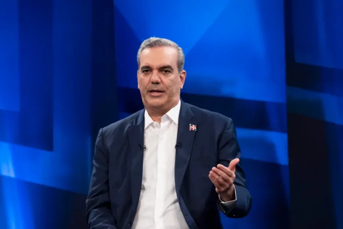El precandidato presidencial por el Partido Revolucionario Moderno (PRM), Luis Abinader, reiteró su llamado a los partidos de oposición a unirse en la defensa de los intereses de la nación dominicana y fijar una sola posición, en lo referente a la problemática haitiana.