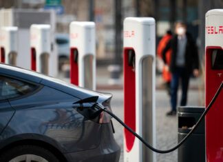 Congresista busca detalles de la relación de Tesla con el mayor fabricante de baterías chino