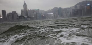 Hong Kong decretó alerta máxima ante la llegada del supertifón Saola que obligó a decenas de millones de personas a buscar resguardo en varias megaurbes del sur de China y que amenaza con convertirse en la tormenta más potente en asolar la región en varias décadas.