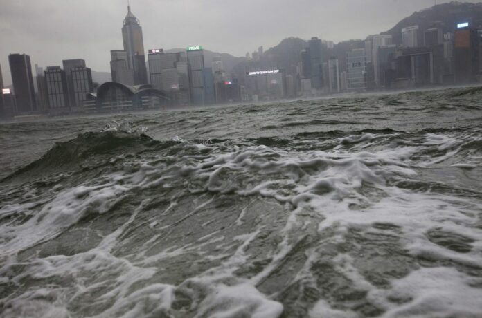 Tifón Saola devasta las costas de Hong Kong: es el fenómeno más fuerte en 70 años Hong Kong decretó alerta máxima ante la llegada del supertifón Saola que obligó a decenas de millones de personas a buscar resguardo en varias megaurbes del sur de China y que amenaza con convertirse en la tormenta más potente en asolar la región en varias décadas.