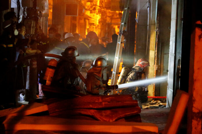 Al menos 56 personas murieron en un incendio ocurrido la pasada noche en un edificio de apartamentos en Hanói, según el último recuento de víctimas de la Policía vietnamita revelado este miércoles.