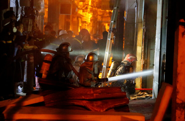 Aumenta a 56 muertos por incendio en edificio de apartamentos en Vietnam Al menos 56 personas murieron en un incendio ocurrido la pasada noche en un edificio de apartamentos en Hanói, según el último recuento de víctimas de la Policía vietnamita revelado este miércoles.