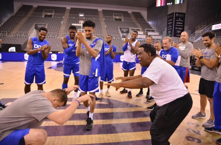 El Federación Dominicana de Baloncesto (Fedombal), Rafael Uribe, confirmó a Noticias SIN el fallecimiento del preparador físico y masajista de la Selección Nacional de Baloncesto, Vladimir Castillo, popularmente conocido como NBA.