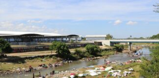 A más del plan en marcha de los haitianos para desviar las aguas del río Masacre mediante la construcción ilegal de un canal que edifican en Juana Méndez, también se encuentran extrayendo grandes cantidades de arena en el cauce de afluente.