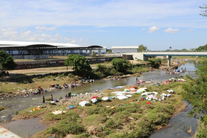 A más del plan en marcha de los haitianos para desviar las aguas del río Masacre mediante la construcción ilegal de un canal que edifican en Juana Méndez, también se encuentran extrayendo grandes cantidades de arena en el cauce de afluente.