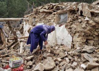 Unas 2.053 personas han muerto después de que un poderoso terremoto sacudiera el oeste de Afganistán, dijeron los talibanes este domingo, mientras la nación se tambalea por otro desastre natural en un momento de profunda crisis económica.