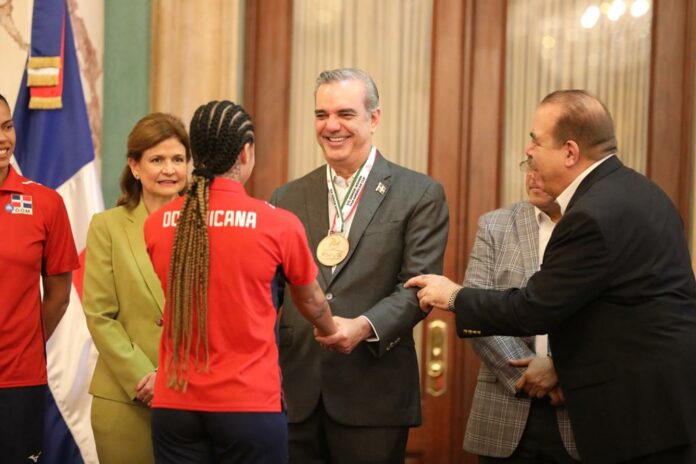 El presidente de la República, Luis Abinader, llenó ayer de alegría a la selección nacional de voleibol femenina (Reinas del Caribe) tras autorizar la construcción del anhelado centro de alto rendimiento para la masificación de esa disciplina.