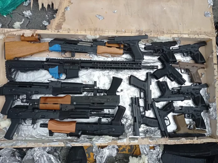 El presidente Luis Abinader, afirmó este lunes que no es cierto que Haití reciba armas desde su país, porque en República Dominicana son «siete veces más caras» que en la nación fronteriza.