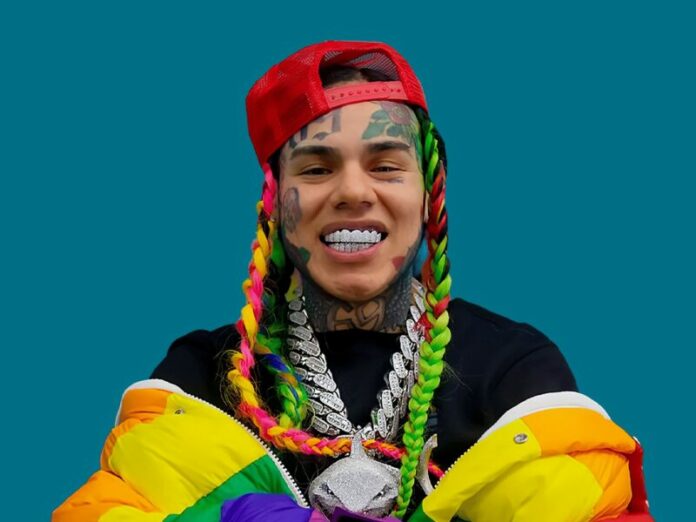 El rapero de origen mexicano Tekashi 6ix9ine fue arrestado y fichado la noche de este domingo en República Dominicana luego de ser acusado de haber propinado una golpiza a dos productores el pasado jueves.
