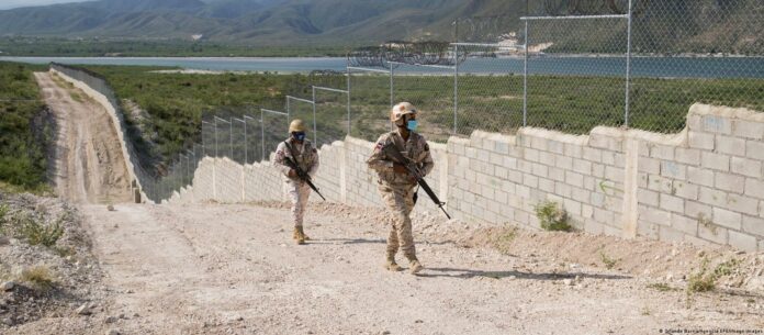 El presidente Luis Abinader viaja hoy a la frontera para inaugurar el primero de los seis tramos del muro fronterizo o verja perimetral en Elías Piña, una acción que tiene mucho significado en el contexto del impasse entre República Dominicana y Haití.